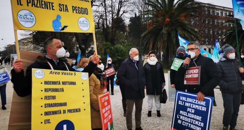Sciopero infermieri del Piceno, la protesta in piazza: “Rispettate i nostri diritti”.